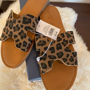 NIB Universal Thread leopard print slides